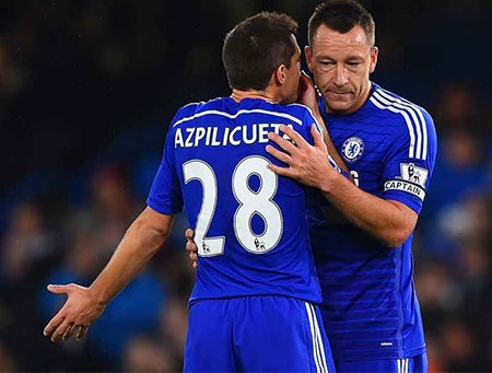 Tình huống trao đổi giữa Azpilicueta và Terry ở trêm sân