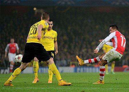 Nhìn lại chiến thắng giúp chiếc ghế của Wenger giảm nhiệt - 14 Sanchez dứt điểm đẹp mắt ghi bàn nâng tỉ số lên 2-0