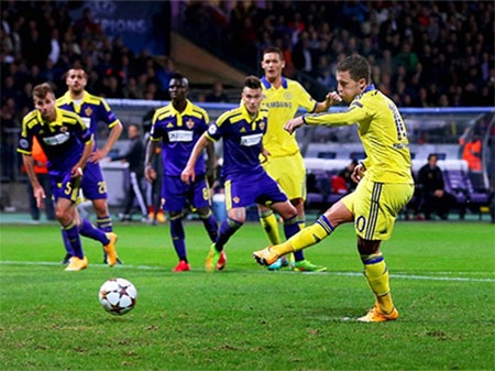 Chelsea có quả phạt đền ở phút 84 và Hazard chịu trách nhiệm sút phạt