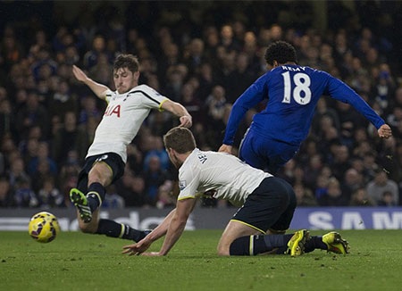 Phút 73 cầu thủ vào sân thay người  Remy nâng tỉ số lên 3-0