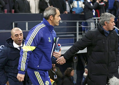 Niềm vui của các cầu thủ Chelsea trong khi các cầu thủ Schalke lặng lẽ buồn