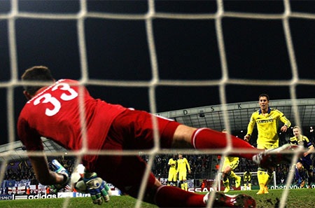 Tiền vệ của Chelsea sút quá dễ, có vẻ anh đã bị áp lực, thủ thành Handanovic dễ dàng cản phá