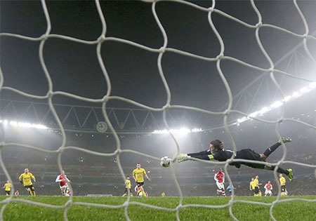 Nhìn lại chiến thắng giúp chiếc ghế của Wenger giảm nhiệt - 15 Weidenfeller bay người hết tầm nhưng không thể cản nổi cú dứt điểm khó của Sanchez