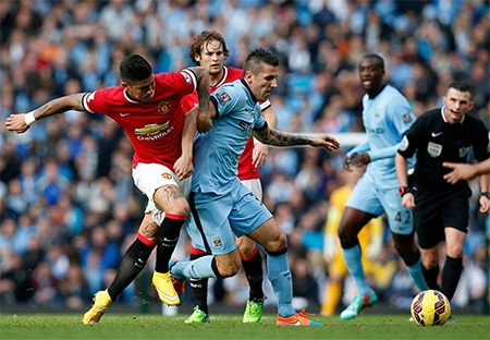 Ngoài Smalling, còn những ai đã “phá” MU? - 2 Rojo có gắng ngăn cản pha đi bóng của Jovetic