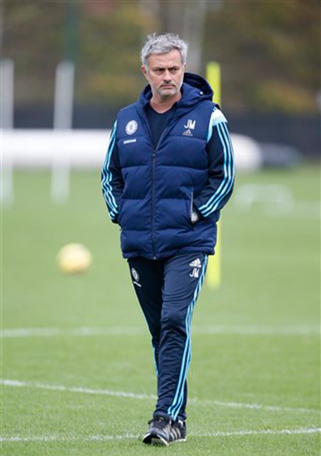 Matic cố gắng ném rổ trong sự ngăn cản của đồng đội