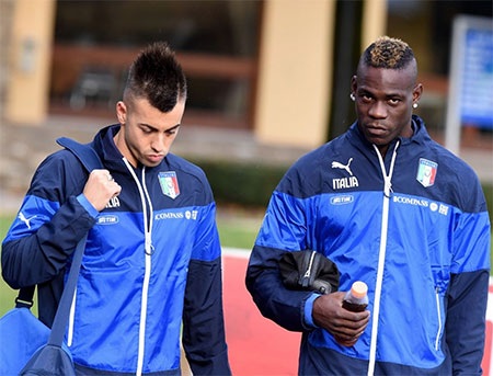 Stephan El Shaarawy đi cùng với Balotelli ra sân tập