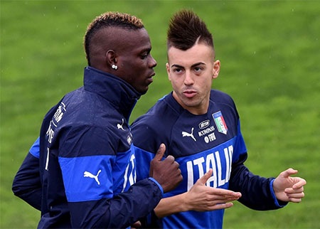 Stephan El Shaarawy đi cùng với Balotelli ra sân tập