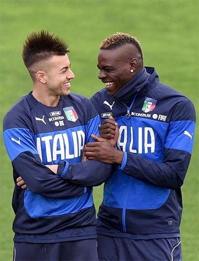 El Shaarawy đùa vui với Balotelli trên sân tập