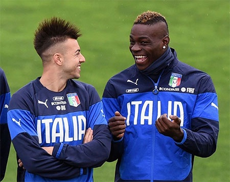 Tiền đạo của Liverpool đã cười tươi hết cỡ