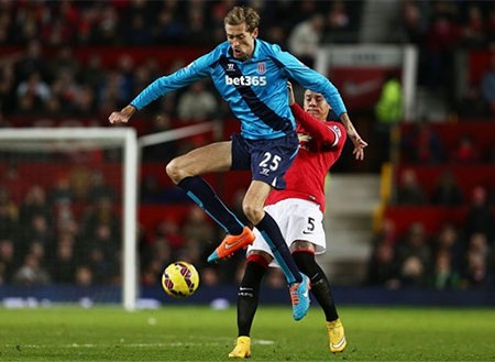 Stoke City - Arsenal: Vượt rào vào tốp bốn - 2 Stoke (áo xanh) đang thi đấu bết bát