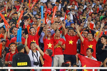 Các cổ động viên Việt Nam ăn mừng sau bàn mở tỉ số của Ngọc Hải, ảnh: Minh Phương