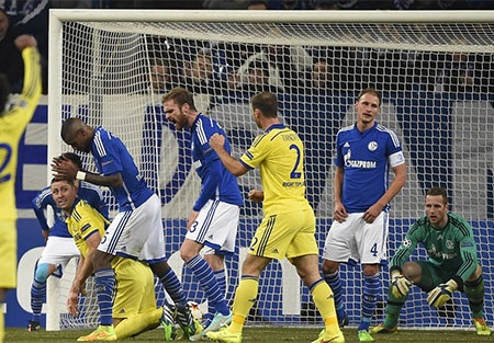 Chelsea vùi dập Schalke bằng “một bàn tay” - 2 Từ thủ môn tới hậu vệ của Schalke đều chơi như mơ ngủ