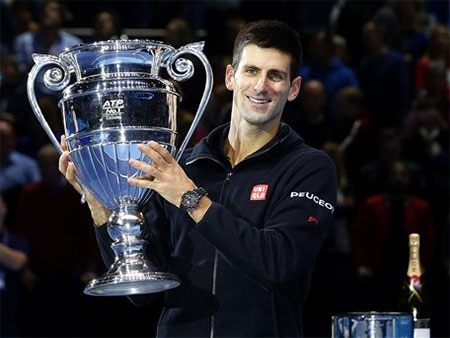 Djokovic chính thức giành vị trí số 1 của năm - 1 Djokovic và chiếc cúp số 1 của năm