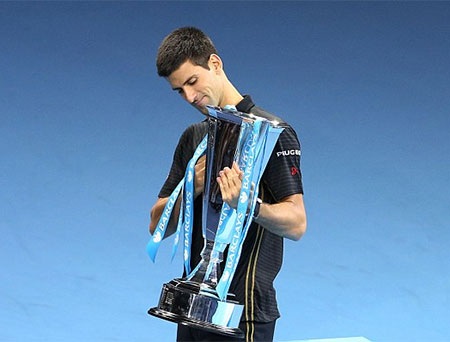 Federer bỏ cuộc, Djokovic vô địch ATP World Tour Finals - 1 Djokovic nhận cúp vô địch sau khi Federer bỏ cuộc