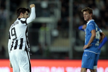 Pirlo đá phạt thần sầu, Juventus nhân đôi niềm vui - 1 Juventus tận dụng rất tốt cú ngã của
AS Roma để tạo lợi thế ở Serie A