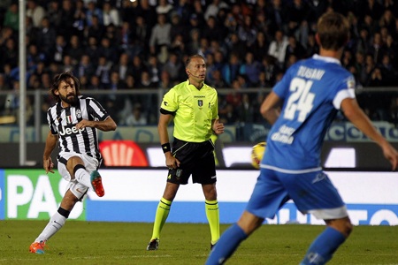 Pirlo đá phạt thần sầu, Juventus nhân đôi niềm vui - 2 Pirlo chứng minh đẳng cấp với pha đá
phạt thần sầu