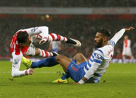 10 người của Arsenal vẫn thắng QPR - 2 Traore cản ngã Sanchez gây ra quả phạt đền