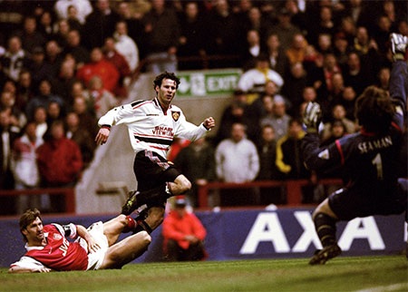 Những khoảnh khắc đặc biệt giữa MU và Arsenal