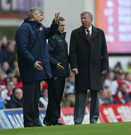 Tháng 3/2004: Ferguson và Wenger lời qua tiếng lại trên đường pitch khi hai đội gặp nhau