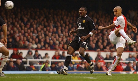 Tháng 3/2004: Ferguson và Wenger lời qua tiếng lại trên đường pitch khi hai đội gặp nhau