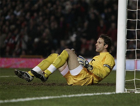 Tháng 3/2004: Ferguson và Wenger lời qua tiếng lại trên đường pitch khi hai đội gặp nhau