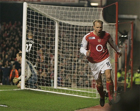 Tháng 2/2005: Dennis Bergkamp ghi một cú đúp nhưng đội bóng của anh vẫn thua 2-4 trước MU