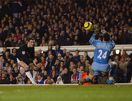 Tháng 2/2005: John O'Shea ghi bàn quyết định tới chiến thắng 4-2 của MU