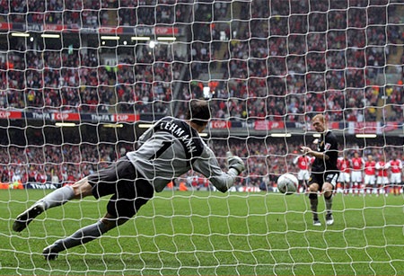 Tháng 5/2005: Cú sú luân lưu của Scholes bị Lehmann từ chối tại chung kết FA Cup