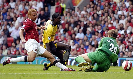 Tháng 9/2006: Sự tỏa sáng của Emmanuel Adebayor đã giúp Arsenal giành chiến thắng trên sân khách