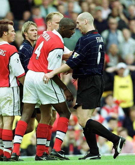 Tháng 8/1999: Jaap Stam va chạm với Patrick Vieira trong trận đấu giữa hai đội ở Premier League
