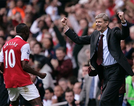 Tháng 11/2007: Williams Gallas ăn mừng bàn thắng trong phút bù giờ cùng Wenger
