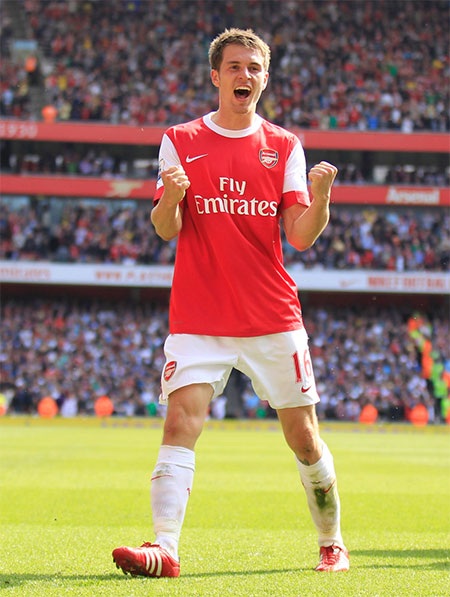 Tháng 8/2009: Wenger tức giận đá bay chai nước khi ông bị trọng tài Mike Dean đuổi lên khán đài