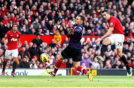 Tháng 11/2012: Van Persie ghi bàn thắng đầu tiên vào lưới đội bóng cũ