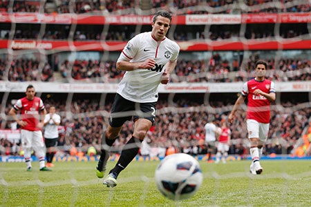 Tháng 4/2013: Van Persie ghi bàn khi anh trở lại Emiares