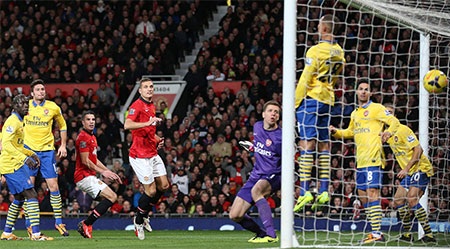 Tháng 11/2013: Van Persie ghi bàn duy nhất giúp MU thắng 1-0