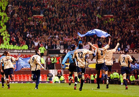 Tháng 8/1999: Jaap Stam va chạm với Patrick Vieira trong trận đấu giữa hai đội ở Premier League