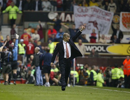 Tháng 8/1999: Jaap Stam va chạm với Patrick Vieira trong trận đấu giữa hai đội ở Premier League