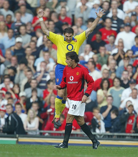 Tháng 9/2003: Gary Neville phản ứng với Freddi Ljungberg