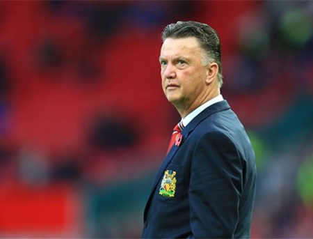 Van Gaal còn tệ hơn cả David Moyes - 2 Van Gaal được trải thảm đỏ mời về MU