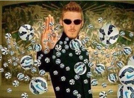 Bộ ảnh chế ca ngợi tài năng của De Gea - 1 De Gea giống như nhân vật Neo trong phim