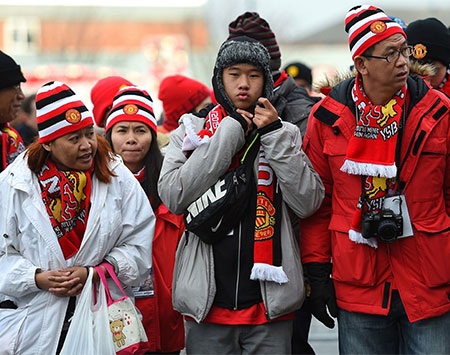 Các cổ động viên MU rộn ràng đến sân để xem trận đấu đáng xem nhất xứ sương mù