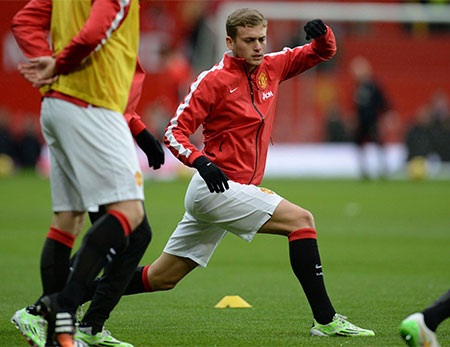 Wilson khởi động trên sân, tiền đạo trẻ này bất ngờ được Van Gaal xếp trong đội hình đá chính