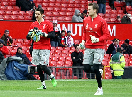 Wilson khởi động trên sân, tiền đạo trẻ này bất ngờ được Van Gaal xếp trong đội hình đá chính