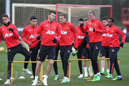 Anderson (bên phải) trông rất nặng nề. Anh được cho là không đủ thể lực để có thể ra sân