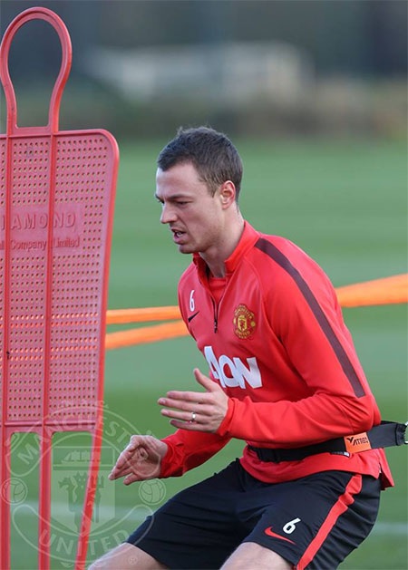 Evans đã trở lại tập luyện, sự trở lại của anh sẽ giúp hàng thủ của MU chắc chắn hơn