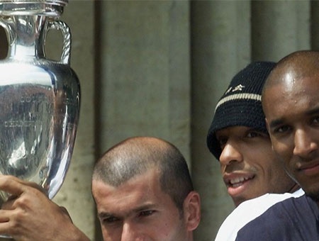 Sự nghiệp sáng chói của Thiery Henry - 5 Henry đứng đằng sau Zidane, Anelka khi ăn mừng chiến thắng tại Euro 2000