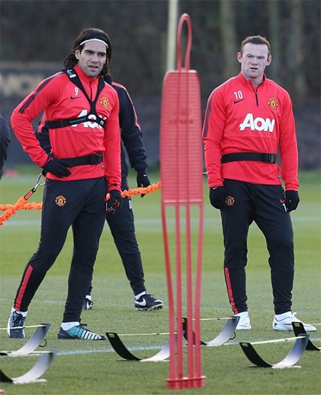 Falcao cùng Rooney trên sân tập