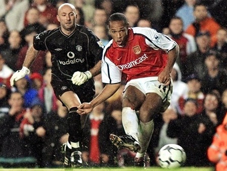 Sự nghiệp sáng chói của Thiery Henry - 6 Henry đứng đằng sau Zidane, Anelka khi ăn mừng chiến thắng tại Euro 2000