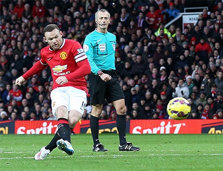 Phút 12, Rooney kết thúc gọn gàng sau cú căng ngang của Valencia