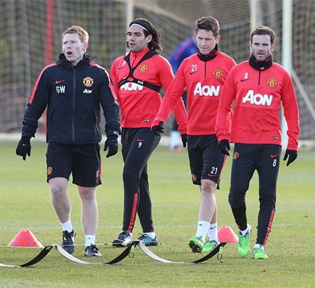 Các cầu thủ MU tập luyện chặt chẽ dưới sự giám sát của huấn luyện viên thể lực